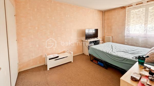 Il est des appartements dans lesquels on se sent immédiatement chez soi.
Situé au 1er étage d’une résidence sécurisée et soigneusement entretenue, venez découvrir ce charmant 2 pièces de 50 m², idéal pour une résidence principale ou un investissement.
Il se compose:
d'une entrée;
d'un séjour lumineux de 16,37 m², véritable cœur de l’appartement, s’ouvre sur un agréable balcon exposé plein sud. 
Une cuisine indépendante de 7,20 m². 
Une chambre confortable de 10,82 m².
Une salle d'eau.
Les + du bien:
Pensé pour le confort de ses occupants, le bien dispose également de volets roulants électriques, 
d’une cave, 
d’une place de parking couverte et sécurisée, ainsi que d’un accès à la résidence par bip et porte automatique. 
La copropriété permet également l’installation d’une borne de recharge pour véhicule électrique (sous réserve des autorisations en vigueur).
Le chauffage collectif assure un confort constant tout au long de l’année. 
Le logement bénéficie d’un DPE classé D, offrant un bon équilibre entre confort et performance énergétique.
Idéalement situé, vous profiterez d’un environnement pratique, à proximité immédiate de Rosny 2, du centre commercial Domus, des transports (métro 11, RER E, et nombreux bus: 121 -  221 - 143  - 346 - Noctilien N142) , des commerces et de toutes les commodités nécessaires à une vie quotidienne agréable.
Que vous soyez à la recherche de votre première résidence principale, d’un pied-à-terre ou d’un investissement patrimonial de qualité, cet appartement saura vous séduire par son équilibre entre fonctionnalité, luminosité et emplacement.
Une visite suffira pour en apprécier tout le potentiel.