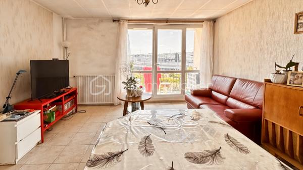 Il est des appartements dans lesquels on se sent immédiatement chez soi.
Situé au 1er étage d’une résidence sécurisée et soigneusement entretenue, venez découvrir ce charmant 2 pièces de 50 m², idéal pour une résidence principale ou un investissement.
Il se compose:
d'une entrée;
d'un séjour lumineux de 16,37 m², véritable cœur de l’appartement, s’ouvre sur un agréable balcon exposé plein sud. 
Une cuisine indépendante de 7,20 m². 
Une chambre confortable de 10,82 m².
Une salle d'eau.
Les + du bien:
Pensé pour le confort de ses occupants, le bien dispose également de volets roulants électriques, 
d’une cave, 
d’une place de parking couverte et sécurisée, ainsi que d’un accès à la résidence par bip et porte automatique. 
La copropriété permet également l’installation d’une borne de recharge pour véhicule électrique (sous réserve des autorisations en vigueur).
Le chauffage collectif assure un confort constant tout au long de l’année. 
Le logement bénéficie d’un DPE classé D, offrant un bon équilibre entre confort et performance énergétique.
Idéalement situé, vous profiterez d’un environnement pratique, à proximité immédiate de Rosny 2, du centre commercial Domus, des transports (métro 11, RER E, et nombreux bus: 121 -  221 - 143  - 346 - Noctilien N142) , des commerces et de toutes les commodités nécessaires à une vie quotidienne agréable.
Que vous soyez à la recherche de votre première résidence principale, d’un pied-à-terre ou d’un investissement patrimonial de qualité, cet appartement saura vous séduire par son équilibre entre fonctionnalité, luminosité et emplacement.
Une visite suffira pour en apprécier tout le potentiel.