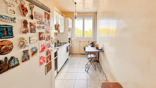 Il est des appartements dans lesquels on se sent immédiatement chez soi.
Situé au 1er étage d’une résidence sécurisée et soigneusement entretenue, venez découvrir ce charmant 2 pièces de 50 m², idéal pour une résidence principale ou un investissement.
Il se compose:
d'une entrée;
d'un séjour lumineux de 16,37 m², véritable cœur de l’appartement, s’ouvre sur un agréable balcon exposé plein sud. 
Une cuisine indépendante de 7,20 m². 
Une chambre confortable de 10,82 m².
Une salle d'eau.
Les + du bien:
Pensé pour le confort de ses occupants, le bien dispose également de volets roulants électriques, 
d’une cave, 
d’une place de parking couverte et sécurisée, ainsi que d’un accès à la résidence par bip et porte automatique. 
La copropriété permet également l’installation d’une borne de recharge pour véhicule électrique (sous réserve des autorisations en vigueur).
Le chauffage collectif assure un confort constant tout au long de l’année. 
Le logement bénéficie d’un DPE classé D, offrant un bon équilibre entre confort et performance énergétique.
Idéalement situé, vous profiterez d’un environnement pratique, à proximité immédiate de Rosny 2, du centre commercial Domus, des transports (métro 11, RER E, et nombreux bus: 121 -  221 - 143  - 346 - Noctilien N142) , des commerces et de toutes les commodités nécessaires à une vie quotidienne agréable.
Que vous soyez à la recherche de votre première résidence principale, d’un pied-à-terre ou d’un investissement patrimonial de qualité, cet appartement saura vous séduire par son équilibre entre fonctionnalité, luminosité et emplacement.
Une visite suffira pour en apprécier tout le potentiel.