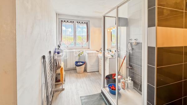 Il est des appartements dans lesquels on se sent immédiatement chez soi.
Situé au 1er étage d’une résidence sécurisée et soigneusement entretenue, venez découvrir ce charmant 2 pièces de 50 m², idéal pour une résidence principale ou un investissement.
Il se compose:
d'une entrée;
d'un séjour lumineux de 16,37 m², véritable cœur de l’appartement, s’ouvre sur un agréable balcon exposé plein sud. 
Une cuisine indépendante de 7,20 m². 
Une chambre confortable de 10,82 m².
Une salle d'eau.
Les + du bien:
Pensé pour le confort de ses occupants, le bien dispose également de volets roulants électriques, 
d’une cave, 
d’une place de parking couverte et sécurisée, ainsi que d’un accès à la résidence par bip et porte automatique. 
La copropriété permet également l’installation d’une borne de recharge pour véhicule électrique (sous réserve des autorisations en vigueur).
Le chauffage collectif assure un confort constant tout au long de l’année. 
Le logement bénéficie d’un DPE classé D, offrant un bon équilibre entre confort et performance énergétique.
Idéalement situé, vous profiterez d’un environnement pratique, à proximité immédiate de Rosny 2, du centre commercial Domus, des transports (métro 11, RER E, et nombreux bus: 121 -  221 - 143  - 346 - Noctilien N142) , des commerces et de toutes les commodités nécessaires à une vie quotidienne agréable.
Que vous soyez à la recherche de votre première résidence principale, d’un pied-à-terre ou d’un investissement patrimonial de qualité, cet appartement saura vous séduire par son équilibre entre fonctionnalité, luminosité et emplacement.
Une visite suffira pour en apprécier tout le potentiel.