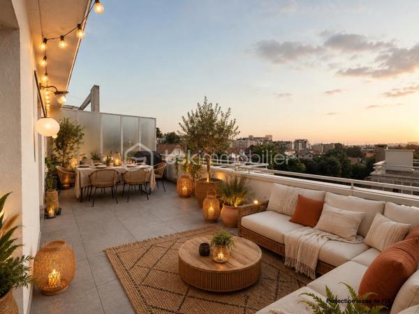 Situé dans une résidence calme, arborée et gardiennée, appartement 3 pièces de 57,73 m2, 2 chambres (ou 1 chambre, 1 bureau) au 4ème et dernier étage sans ascenseur avec une terrasse de 30 m2 panoramique et sans vis-à-vis. Dès l'entrée, un couloir dessert une salle de bain avec baignoire, puis une cuisine fermée et vitrée sur le salon; Grande penderie dans l'entrée. Une grande pièce à vivre très lumineuse de 20 m2 donne sur une terrasse exposée Est-Ouest de 30 m2.
Ravalement voté et payé lors de la dernière AG, travaux effectués en septembre 2026.
Une cave de 9 m2 en sous-sol et un emplacement parking extérieur sécurisé complètent ce bien.
A 4 minutes de tous commerce et du centre ville de Nogent Village et du RER E.
