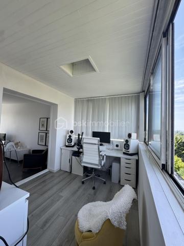 Situé dans une résidence calme, arborée et gardiennée, appartement 3 pièces de 57,73 m2, 2 chambres (ou 1 chambre, 1 bureau) au 4ème et dernier étage sans ascenseur avec une terrasse de 30 m2 panoramique et sans vis-à-vis. Dès l'entrée, un couloir dessert une salle de bain avec baignoire, puis une cuisine fermée et vitrée sur le salon; Grande penderie dans l'entrée. Une grande pièce à vivre très lumineuse de 20 m2 donne sur une terrasse exposée Est-Ouest de 30 m2.
Ravalement voté et payé lors de la dernière AG, travaux effectués en septembre 2026.
Une cave de 9 m2 en sous-sol et un emplacement parking extérieur sécurisé complètent ce bien.
A 4 minutes de tous commerce et du centre ville de Nogent Village et du RER E.