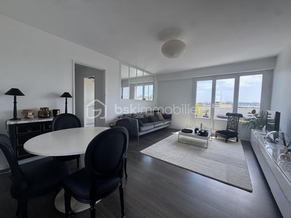 Situé dans une résidence calme, arborée et gardiennée, appartement 3 pièces de 57,73 m2, 2 chambres (ou 1 chambre, 1 bureau) au 4ème et dernier étage sans ascenseur avec une terrasse de 30 m2 panoramique et sans vis-à-vis. Dès l'entrée, un couloir dessert une salle de bain avec baignoire, puis une cuisine fermée et vitrée sur le salon; Grande penderie dans l'entrée. Une grande pièce à vivre très lumineuse de 20 m2 donne sur une terrasse exposée Est-Ouest de 30 m2.
Ravalement voté et payé lors de la dernière AG, travaux effectués en septembre 2026.
Une cave de 9 m2 en sous-sol et un emplacement parking extérieur sécurisé complètent ce bien.
A 4 minutes de tous commerce et du centre ville de Nogent Village et du RER E.