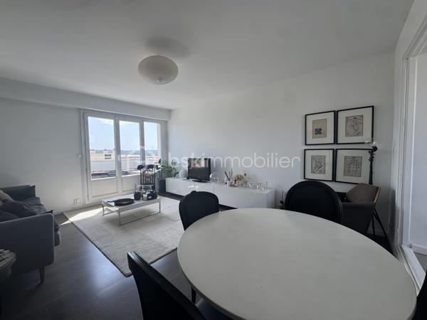 Situé dans une résidence calme, arborée et gardiennée, appartement 3 pièces de 57,73 m2, 2 chambres (ou 1 chambre, 1 bureau) au 4ème et dernier étage sans ascenseur avec une terrasse de 30 m2 panoramique et sans vis-à-vis. Dès l'entrée, un couloir dessert une salle de bain avec baignoire, puis une cuisine fermée et vitrée sur le salon; Grande penderie dans l'entrée. Une grande pièce à vivre très lumineuse de 20 m2 donne sur une terrasse exposée Est-Ouest de 30 m2.
Ravalement voté et payé lors de la dernière AG, travaux effectués en septembre 2026.
Une cave de 9 m2 en sous-sol et un emplacement parking extérieur sécurisé complètent ce bien.
A 4 minutes de tous commerce et du centre ville de Nogent Village et du RER E.