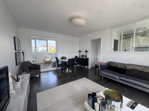 Situé dans une résidence calme, arborée et gardiennée, appartement 3 pièces de 57,73 m2, 2 chambres (ou 1 chambre, 1 bureau) au 4ème et dernier étage sans ascenseur avec une terrasse de 30 m2 panoramique et sans vis-à-vis. Dès l'entrée, un couloir dessert une salle de bain avec baignoire, puis une cuisine fermée et vitrée sur le salon; Grande penderie dans l'entrée. Une grande pièce à vivre très lumineuse de 20 m2 donne sur une terrasse exposée Est-Ouest de 30 m2.
Ravalement voté et payé lors de la dernière AG, travaux effectués en septembre 2026.
Une cave de 9 m2 en sous-sol et un emplacement parking extérieur sécurisé complètent ce bien.
A 4 minutes de tous commerce et du centre ville de Nogent Village et du RER E.