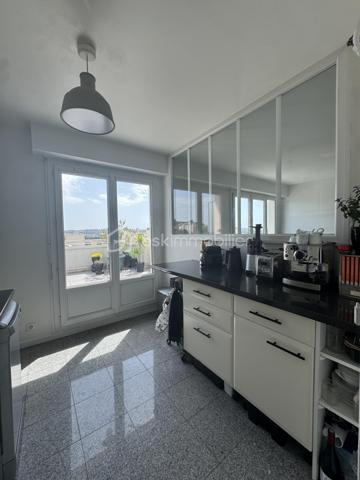 Situé dans une résidence calme, arborée et gardiennée, appartement 3 pièces de 57,73 m2, 2 chambres (ou 1 chambre, 1 bureau) au 4ème et dernier étage sans ascenseur avec une terrasse de 30 m2 panoramique et sans vis-à-vis. Dès l'entrée, un couloir dessert une salle de bain avec baignoire, puis une cuisine fermée et vitrée sur le salon; Grande penderie dans l'entrée. Une grande pièce à vivre très lumineuse de 20 m2 donne sur une terrasse exposée Est-Ouest de 30 m2.
Ravalement voté et payé lors de la dernière AG, travaux effectués en septembre 2026.
Une cave de 9 m2 en sous-sol et un emplacement parking extérieur sécurisé complètent ce bien.
A 4 minutes de tous commerce et du centre ville de Nogent Village et du RER E.