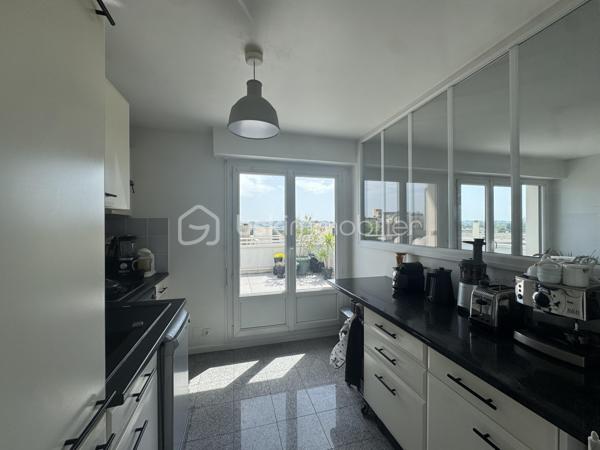 Situé dans une résidence calme, arborée et gardiennée, appartement 3 pièces de 57,73 m2, 2 chambres (ou 1 chambre, 1 bureau) au 4ème et dernier étage sans ascenseur avec une terrasse de 30 m2 panoramique et sans vis-à-vis. Dès l'entrée, un couloir dessert une salle de bain avec baignoire, puis une cuisine fermée et vitrée sur le salon; Grande penderie dans l'entrée. Une grande pièce à vivre très lumineuse de 20 m2 donne sur une terrasse exposée Est-Ouest de 30 m2.
Ravalement voté et payé lors de la dernière AG, travaux effectués en septembre 2026.
Une cave de 9 m2 en sous-sol et un emplacement parking extérieur sécurisé complètent ce bien.
A 4 minutes de tous commerce et du centre ville de Nogent Village et du RER E.