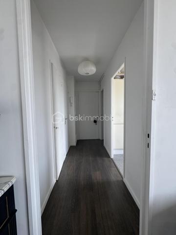 Situé dans une résidence calme, arborée et gardiennée, appartement 3 pièces de 57,73 m2, 2 chambres (ou 1 chambre, 1 bureau) au 4ème et dernier étage sans ascenseur avec une terrasse de 30 m2 panoramique et sans vis-à-vis. Dès l'entrée, un couloir dessert une salle de bain avec baignoire, puis une cuisine fermée et vitrée sur le salon; Grande penderie dans l'entrée. Une grande pièce à vivre très lumineuse de 20 m2 donne sur une terrasse exposée Est-Ouest de 30 m2.
Ravalement voté et payé lors de la dernière AG, travaux effectués en septembre 2026.
Une cave de 9 m2 en sous-sol et un emplacement parking extérieur sécurisé complètent ce bien.
A 4 minutes de tous commerce et du centre ville de Nogent Village et du RER E.