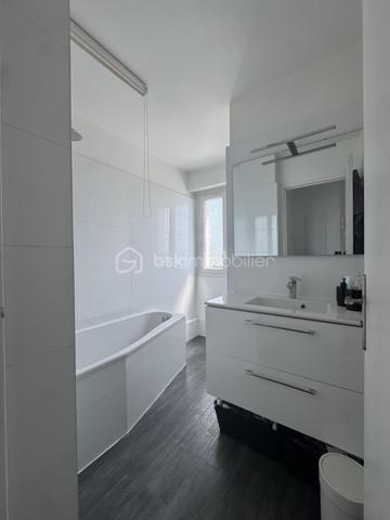 Situé dans une résidence calme, arborée et gardiennée, appartement 3 pièces de 57,73 m2, 2 chambres (ou 1 chambre, 1 bureau) au 4ème et dernier étage sans ascenseur avec une terrasse de 30 m2 panoramique et sans vis-à-vis. Dès l'entrée, un couloir dessert une salle de bain avec baignoire, puis une cuisine fermée et vitrée sur le salon; Grande penderie dans l'entrée. Une grande pièce à vivre très lumineuse de 20 m2 donne sur une terrasse exposée Est-Ouest de 30 m2.
Ravalement voté et payé lors de la dernière AG, travaux effectués en septembre 2026.
Une cave de 9 m2 en sous-sol et un emplacement parking extérieur sécurisé complètent ce bien.
A 4 minutes de tous commerce et du centre ville de Nogent Village et du RER E.