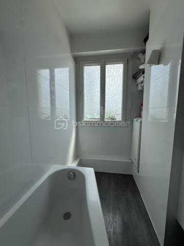 Situé dans une résidence calme, arborée et gardiennée, appartement 3 pièces de 57,73 m2, 2 chambres (ou 1 chambre, 1 bureau) au 4ème et dernier étage sans ascenseur avec une terrasse de 30 m2 panoramique et sans vis-à-vis. Dès l'entrée, un couloir dessert une salle de bain avec baignoire, puis une cuisine fermée et vitrée sur le salon; Grande penderie dans l'entrée. Une grande pièce à vivre très lumineuse de 20 m2 donne sur une terrasse exposée Est-Ouest de 30 m2.
Ravalement voté et payé lors de la dernière AG, travaux effectués en septembre 2026.
Une cave de 9 m2 en sous-sol et un emplacement parking extérieur sécurisé complètent ce bien.
A 4 minutes de tous commerce et du centre ville de Nogent Village et du RER E.