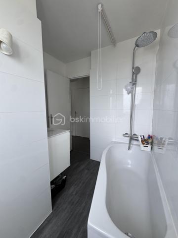 Situé dans une résidence calme, arborée et gardiennée, appartement 3 pièces de 57,73 m2, 2 chambres (ou 1 chambre, 1 bureau) au 4ème et dernier étage sans ascenseur avec une terrasse de 30 m2 panoramique et sans vis-à-vis. Dès l'entrée, un couloir dessert une salle de bain avec baignoire, puis une cuisine fermée et vitrée sur le salon; Grande penderie dans l'entrée. Une grande pièce à vivre très lumineuse de 20 m2 donne sur une terrasse exposée Est-Ouest de 30 m2.
Ravalement voté et payé lors de la dernière AG, travaux effectués en septembre 2026.
Une cave de 9 m2 en sous-sol et un emplacement parking extérieur sécurisé complètent ce bien.
A 4 minutes de tous commerce et du centre ville de Nogent Village et du RER E.