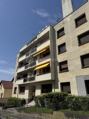 Situé dans une résidence calme, arborée et gardiennée, appartement 3 pièces de 57,73 m2, 2 chambres (ou 1 chambre, 1 bureau) au 4ème et dernier étage sans ascenseur avec une terrasse de 30 m2 panoramique et sans vis-à-vis. Dès l'entrée, un couloir dessert une salle de bain avec baignoire, puis une cuisine fermée et vitrée sur le salon; Grande penderie dans l'entrée. Une grande pièce à vivre très lumineuse de 20 m2 donne sur une terrasse exposée Est-Ouest de 30 m2.
Ravalement voté et payé lors de la dernière AG, travaux effectués en septembre 2026.
Une cave de 9 m2 en sous-sol et un emplacement parking extérieur sécurisé complètent ce bien.
A 4 minutes de tous commerce et du centre ville de Nogent Village et du RER E.