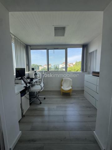 Situé dans une résidence calme, arborée et gardiennée, appartement 3 pièces de 57,73 m2, 2 chambres (ou 1 chambre, 1 bureau) au 4ème et dernier étage sans ascenseur avec une terrasse de 30 m2 panoramique et sans vis-à-vis. Dès l'entrée, un couloir dessert une salle de bain avec baignoire, puis une cuisine fermée et vitrée sur le salon; Grande penderie dans l'entrée. Une grande pièce à vivre très lumineuse de 20 m2 donne sur une terrasse exposée Est-Ouest de 30 m2.
Ravalement voté et payé lors de la dernière AG, travaux effectués en septembre 2026.
Une cave de 9 m2 en sous-sol et un emplacement parking extérieur sécurisé complètent ce bien.
A 4 minutes de tous commerce et du centre ville de Nogent Village et du RER E.