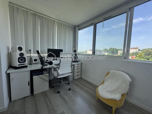 Situé dans une résidence calme, arborée et gardiennée, appartement 3 pièces de 57,73 m2, 2 chambres (ou 1 chambre, 1 bureau) au 4ème et dernier étage sans ascenseur avec une terrasse de 30 m2 panoramique et sans vis-à-vis. Dès l'entrée, un couloir dessert une salle de bain avec baignoire, puis une cuisine fermée et vitrée sur le salon; Grande penderie dans l'entrée. Une grande pièce à vivre très lumineuse de 20 m2 donne sur une terrasse exposée Est-Ouest de 30 m2.
Ravalement voté et payé lors de la dernière AG, travaux effectués en septembre 2026.
Une cave de 9 m2 en sous-sol et un emplacement parking extérieur sécurisé complètent ce bien.
A 4 minutes de tous commerce et du centre ville de Nogent Village et du RER E.