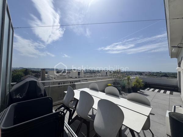 Situé dans une résidence calme, arborée et gardiennée, appartement 3 pièces de 57,73 m2, 2 chambres (ou 1 chambre, 1 bureau) au 4ème et dernier étage sans ascenseur avec une terrasse de 30 m2 panoramique et sans vis-à-vis. Dès l'entrée, un couloir dessert une salle de bain avec baignoire, puis une cuisine fermée et vitrée sur le salon; Grande penderie dans l'entrée. Une grande pièce à vivre très lumineuse de 20 m2 donne sur une terrasse exposée Est-Ouest de 30 m2.
Ravalement voté et payé lors de la dernière AG, travaux effectués en septembre 2026.
Une cave de 9 m2 en sous-sol et un emplacement parking extérieur sécurisé complètent ce bien.
A 4 minutes de tous commerce et du centre ville de Nogent Village et du RER E.