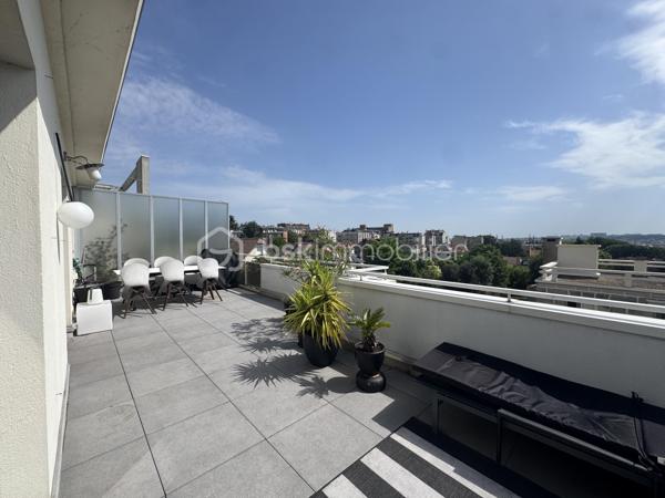 Situé dans une résidence calme, arborée et gardiennée, appartement 3 pièces de 57,73 m2, 2 chambres (ou 1 chambre, 1 bureau) au 4ème et dernier étage sans ascenseur avec une terrasse de 30 m2 panoramique et sans vis-à-vis. Dès l'entrée, un couloir dessert une salle de bain avec baignoire, puis une cuisine fermée et vitrée sur le salon; Grande penderie dans l'entrée. Une grande pièce à vivre très lumineuse de 20 m2 donne sur une terrasse exposée Est-Ouest de 30 m2.
Ravalement voté et payé lors de la dernière AG, travaux effectués en septembre 2026.
Une cave de 9 m2 en sous-sol et un emplacement parking extérieur sécurisé complètent ce bien.
A 4 minutes de tous commerce et du centre ville de Nogent Village et du RER E.