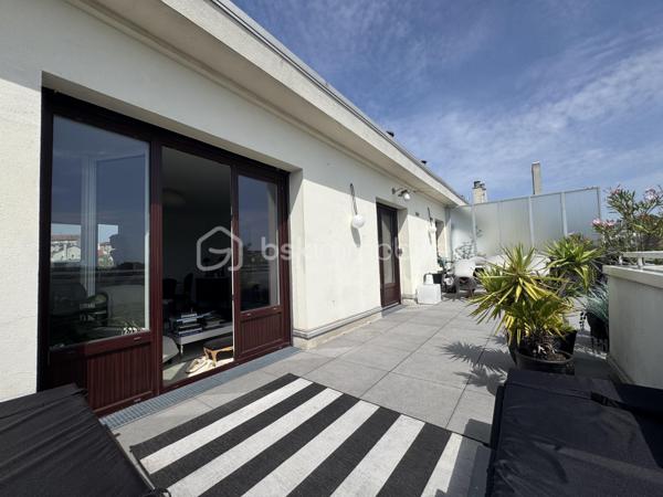Situé dans une résidence calme, arborée et gardiennée, appartement 3 pièces de 57,73 m2, 2 chambres (ou 1 chambre, 1 bureau) au 4ème et dernier étage sans ascenseur avec une terrasse de 30 m2 panoramique et sans vis-à-vis. Dès l'entrée, un couloir dessert une salle de bain avec baignoire, puis une cuisine fermée et vitrée sur le salon; Grande penderie dans l'entrée. Une grande pièce à vivre très lumineuse de 20 m2 donne sur une terrasse exposée Est-Ouest de 30 m2.
Ravalement voté et payé lors de la dernière AG, travaux effectués en septembre 2026.
Une cave de 9 m2 en sous-sol et un emplacement parking extérieur sécurisé complètent ce bien.
A 4 minutes de tous commerce et du centre ville de Nogent Village et du RER E.