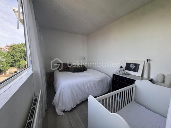 Situé dans une résidence calme, arborée et gardiennée, appartement 3 pièces de 57,73 m2, 2 chambres (ou 1 chambre, 1 bureau) au 4ème et dernier étage sans ascenseur avec une terrasse de 30 m2 panoramique et sans vis-à-vis. Dès l'entrée, un couloir dessert une salle de bain avec baignoire, puis une cuisine fermée et vitrée sur le salon; Grande penderie dans l'entrée. Une grande pièce à vivre très lumineuse de 20 m2 donne sur une terrasse exposée Est-Ouest de 30 m2.
Ravalement voté et payé lors de la dernière AG, travaux effectués en septembre 2026.
Une cave de 9 m2 en sous-sol et un emplacement parking extérieur sécurisé complètent ce bien.
A 4 minutes de tous commerce et du centre ville de Nogent Village et du RER E.