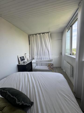 Situé dans une résidence calme, arborée et gardiennée, appartement 3 pièces de 57,73 m2, 2 chambres (ou 1 chambre, 1 bureau) au 4ème et dernier étage sans ascenseur avec une terrasse de 30 m2 panoramique et sans vis-à-vis. Dès l'entrée, un couloir dessert une salle de bain avec baignoire, puis une cuisine fermée et vitrée sur le salon; Grande penderie dans l'entrée. Une grande pièce à vivre très lumineuse de 20 m2 donne sur une terrasse exposée Est-Ouest de 30 m2.
Ravalement voté et payé lors de la dernière AG, travaux effectués en septembre 2026.
Une cave de 9 m2 en sous-sol et un emplacement parking extérieur sécurisé complètent ce bien.
A 4 minutes de tous commerce et du centre ville de Nogent Village et du RER E.
