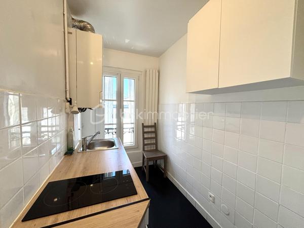 Sur la commune de Choisy-Le-Roi , Au deuxième étage sur 2 , Appartement de 34 m2 , 2 pièces , 1 chambre . Proche de toute le commodités , faibles charges .