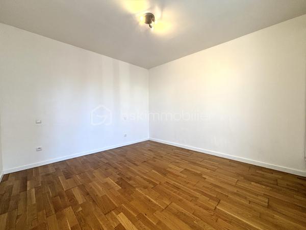 Sur la commune de Choisy-Le-Roi , Au deuxième étage sur 2 , Appartement de 34 m2 , 2 pièces , 1 chambre . Proche de toute le commodités , faibles charges .