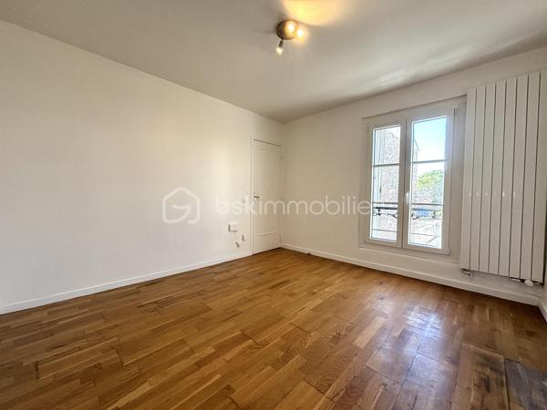 Sur la commune de Choisy-Le-Roi , Au deuxième étage sur 2 , Appartement de 34 m2 , 2 pièces , 1 chambre . Proche de toute le commodités , faibles charges .