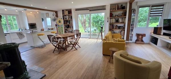 "VISITE VIRTUELLE DISPONIBLE SUR DEMANDE"

Maison de plain-pied – 102 m² sur terrain arboré de 1 800 m²

Découvrez cette agréable maison de plain-pied de 102 m², située dans un environnement calme et verdoyant, à seulement quelques pas du centre-bourg et de toutes les commodités accessibles à pied et à 5min de Josselin.

Elle se compose d’une grande et lumineuse pièce de vie avec cuisine aménagée et équipée ouverte, idéale pour les moments en famille ou entre amis.
Vous trouverez également 3 chambres, une salle de bains avec baignoire et douche, un WC indépendant, ainsi qu’une buanderie pratique au quotidien.

Chauffage poêle à bois en principale suffit à chauffer toute la maison, vous disposez de convecteurs en complément si vous le souhaitez. Double vitrage, baie avec volet électrique.

Un grenier aménageable offre un beau potentiel d’agrandissement selon vos envies.

À l’extérieur, vous profiterez d’un magnifique terrain fleuri de 1 800 m², agrémenté de nombreux arbres fruitiers (pommes, poires, cerises, nectarines, prunes, kiwis, pèches, figues, vignes, abricots) parfait pour les amoureux de nature et de jardin, le petit plus un puits.

Un garage indépendant d’environ 25 m² complète ce bien.

À proximité immédiate : épicerie, boulangerie de qualité, pharmacie, médecin, kinésithérapeute, dentiste, école… tout est accessible à pied pour un confort de vie optimal.

Une maison chaleureuse et fonctionnelle, idéale pour une famille ou pour profiter d’une vie paisible à la campagne avec toutes les commodités à portée de main.