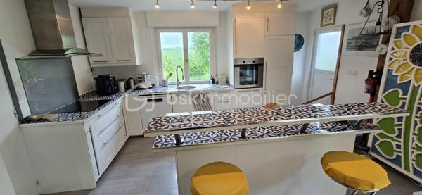 "VISITE VIRTUELLE DISPONIBLE SUR DEMANDE"

Maison de plain-pied – 102 m² sur terrain arboré de 1 800 m²

Découvrez cette agréable maison de plain-pied de 102 m², située dans un environnement calme et verdoyant, à seulement quelques pas du centre-bourg et de toutes les commodités accessibles à pied et à 5min de Josselin.

Elle se compose d’une grande et lumineuse pièce de vie avec cuisine aménagée et équipée ouverte, idéale pour les moments en famille ou entre amis.
Vous trouverez également 3 chambres, une salle de bains avec baignoire et douche, un WC indépendant, ainsi qu’une buanderie pratique au quotidien.

Chauffage poêle à bois en principale suffit à chauffer toute la maison, vous disposez de convecteurs en complément si vous le souhaitez. Double vitrage, baie avec volet électrique.

Un grenier aménageable offre un beau potentiel d’agrandissement selon vos envies.

À l’extérieur, vous profiterez d’un magnifique terrain fleuri de 1 800 m², agrémenté de nombreux arbres fruitiers (pommes, poires, cerises, nectarines, prunes, kiwis, pèches, figues, vignes, abricots) parfait pour les amoureux de nature et de jardin, le petit plus un puits.

Un garage indépendant d’environ 25 m² complète ce bien.

À proximité immédiate : épicerie, boulangerie de qualité, pharmacie, médecin, kinésithérapeute, dentiste, école… tout est accessible à pied pour un confort de vie optimal.

Une maison chaleureuse et fonctionnelle, idéale pour une famille ou pour profiter d’une vie paisible à la campagne avec toutes les commodités à portée de main.