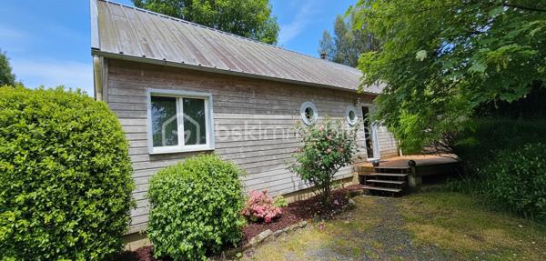 "VISITE VIRTUELLE DISPONIBLE SUR DEMANDE"

Maison de plain-pied – 102 m² sur terrain arboré de 1 800 m²

Découvrez cette agréable maison de plain-pied de 102 m², située dans un environnement calme et verdoyant, à seulement quelques pas du centre-bourg et de toutes les commodités accessibles à pied et à 5min de Josselin.

Elle se compose d’une grande et lumineuse pièce de vie avec cuisine aménagée et équipée ouverte, idéale pour les moments en famille ou entre amis.
Vous trouverez également 3 chambres, une salle de bains avec baignoire et douche, un WC indépendant, ainsi qu’une buanderie pratique au quotidien.

Chauffage poêle à bois en principale suffit à chauffer toute la maison, vous disposez de convecteurs en complément si vous le souhaitez. Double vitrage, baie avec volet électrique.

Un grenier aménageable offre un beau potentiel d’agrandissement selon vos envies.

À l’extérieur, vous profiterez d’un magnifique terrain fleuri de 1 800 m², agrémenté de nombreux arbres fruitiers (pommes, poires, cerises, nectarines, prunes, kiwis, pèches, figues, vignes, abricots) parfait pour les amoureux de nature et de jardin, le petit plus un puits.

Un garage indépendant d’environ 25 m² complète ce bien.

À proximité immédiate : épicerie, boulangerie de qualité, pharmacie, médecin, kinésithérapeute, dentiste, école… tout est accessible à pied pour un confort de vie optimal.

Une maison chaleureuse et fonctionnelle, idéale pour une famille ou pour profiter d’une vie paisible à la campagne avec toutes les commodités à portée de main.