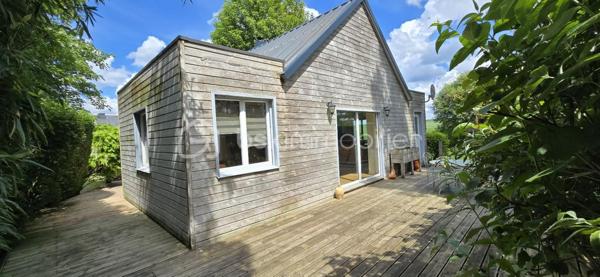 "VISITE VIRTUELLE DISPONIBLE SUR DEMANDE"

Maison de plain-pied – 102 m² sur terrain arboré de 1 800 m²

Découvrez cette agréable maison de plain-pied de 102 m², située dans un environnement calme et verdoyant, à seulement quelques pas du centre-bourg et de toutes les commodités accessibles à pied et à 5min de Josselin.

Elle se compose d’une grande et lumineuse pièce de vie avec cuisine aménagée et équipée ouverte, idéale pour les moments en famille ou entre amis.
Vous trouverez également 3 chambres, une salle de bains avec baignoire et douche, un WC indépendant, ainsi qu’une buanderie pratique au quotidien.

Chauffage poêle à bois en principale suffit à chauffer toute la maison, vous disposez de convecteurs en complément si vous le souhaitez. Double vitrage, baie avec volet électrique.

Un grenier aménageable offre un beau potentiel d’agrandissement selon vos envies.

À l’extérieur, vous profiterez d’un magnifique terrain fleuri de 1 800 m², agrémenté de nombreux arbres fruitiers (pommes, poires, cerises, nectarines, prunes, kiwis, pèches, figues, vignes, abricots) parfait pour les amoureux de nature et de jardin, le petit plus un puits.

Un garage indépendant d’environ 25 m² complète ce bien.

À proximité immédiate : épicerie, boulangerie de qualité, pharmacie, médecin, kinésithérapeute, dentiste, école… tout est accessible à pied pour un confort de vie optimal.

Une maison chaleureuse et fonctionnelle, idéale pour une famille ou pour profiter d’une vie paisible à la campagne avec toutes les commodités à portée de main.