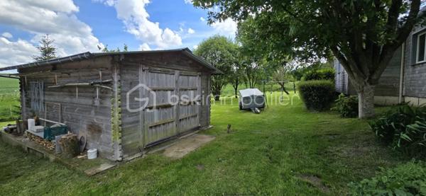 "VISITE VIRTUELLE DISPONIBLE SUR DEMANDE"

Maison de plain-pied – 102 m² sur terrain arboré de 1 800 m²

Découvrez cette agréable maison de plain-pied de 102 m², située dans un environnement calme et verdoyant, à seulement quelques pas du centre-bourg et de toutes les commodités accessibles à pied et à 5min de Josselin.

Elle se compose d’une grande et lumineuse pièce de vie avec cuisine aménagée et équipée ouverte, idéale pour les moments en famille ou entre amis.
Vous trouverez également 3 chambres, une salle de bains avec baignoire et douche, un WC indépendant, ainsi qu’une buanderie pratique au quotidien.

Chauffage poêle à bois en principale suffit à chauffer toute la maison, vous disposez de convecteurs en complément si vous le souhaitez. Double vitrage, baie avec volet électrique.

Un grenier aménageable offre un beau potentiel d’agrandissement selon vos envies.

À l’extérieur, vous profiterez d’un magnifique terrain fleuri de 1 800 m², agrémenté de nombreux arbres fruitiers (pommes, poires, cerises, nectarines, prunes, kiwis, pèches, figues, vignes, abricots) parfait pour les amoureux de nature et de jardin, le petit plus un puits.

Un garage indépendant d’environ 25 m² complète ce bien.

À proximité immédiate : épicerie, boulangerie de qualité, pharmacie, médecin, kinésithérapeute, dentiste, école… tout est accessible à pied pour un confort de vie optimal.

Une maison chaleureuse et fonctionnelle, idéale pour une famille ou pour profiter d’une vie paisible à la campagne avec toutes les commodités à portée de main.