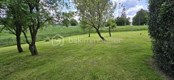 "VISITE VIRTUELLE DISPONIBLE SUR DEMANDE"

Maison de plain-pied – 102 m² sur terrain arboré de 1 800 m²

Découvrez cette agréable maison de plain-pied de 102 m², située dans un environnement calme et verdoyant, à seulement quelques pas du centre-bourg et de toutes les commodités accessibles à pied et à 5min de Josselin.

Elle se compose d’une grande et lumineuse pièce de vie avec cuisine aménagée et équipée ouverte, idéale pour les moments en famille ou entre amis.
Vous trouverez également 3 chambres, une salle de bains avec baignoire et douche, un WC indépendant, ainsi qu’une buanderie pratique au quotidien.

Chauffage poêle à bois en principale suffit à chauffer toute la maison, vous disposez de convecteurs en complément si vous le souhaitez. Double vitrage, baie avec volet électrique.

Un grenier aménageable offre un beau potentiel d’agrandissement selon vos envies.

À l’extérieur, vous profiterez d’un magnifique terrain fleuri de 1 800 m², agrémenté de nombreux arbres fruitiers (pommes, poires, cerises, nectarines, prunes, kiwis, pèches, figues, vignes, abricots) parfait pour les amoureux de nature et de jardin, le petit plus un puits.

Un garage indépendant d’environ 25 m² complète ce bien.

À proximité immédiate : épicerie, boulangerie de qualité, pharmacie, médecin, kinésithérapeute, dentiste, école… tout est accessible à pied pour un confort de vie optimal.

Une maison chaleureuse et fonctionnelle, idéale pour une famille ou pour profiter d’une vie paisible à la campagne avec toutes les commodités à portée de main.
