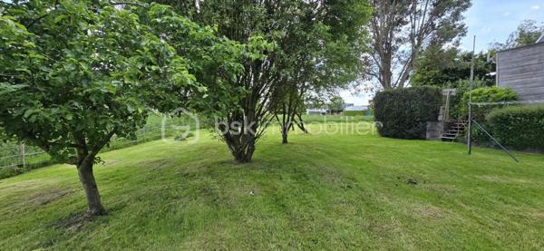 "VISITE VIRTUELLE DISPONIBLE SUR DEMANDE"

Maison de plain-pied – 102 m² sur terrain arboré de 1 800 m²

Découvrez cette agréable maison de plain-pied de 102 m², située dans un environnement calme et verdoyant, à seulement quelques pas du centre-bourg et de toutes les commodités accessibles à pied et à 5min de Josselin.

Elle se compose d’une grande et lumineuse pièce de vie avec cuisine aménagée et équipée ouverte, idéale pour les moments en famille ou entre amis.
Vous trouverez également 3 chambres, une salle de bains avec baignoire et douche, un WC indépendant, ainsi qu’une buanderie pratique au quotidien.

Chauffage poêle à bois en principale suffit à chauffer toute la maison, vous disposez de convecteurs en complément si vous le souhaitez. Double vitrage, baie avec volet électrique.

Un grenier aménageable offre un beau potentiel d’agrandissement selon vos envies.

À l’extérieur, vous profiterez d’un magnifique terrain fleuri de 1 800 m², agrémenté de nombreux arbres fruitiers (pommes, poires, cerises, nectarines, prunes, kiwis, pèches, figues, vignes, abricots) parfait pour les amoureux de nature et de jardin, le petit plus un puits.

Un garage indépendant d’environ 25 m² complète ce bien.

À proximité immédiate : épicerie, boulangerie de qualité, pharmacie, médecin, kinésithérapeute, dentiste, école… tout est accessible à pied pour un confort de vie optimal.

Une maison chaleureuse et fonctionnelle, idéale pour une famille ou pour profiter d’une vie paisible à la campagne avec toutes les commodités à portée de main.