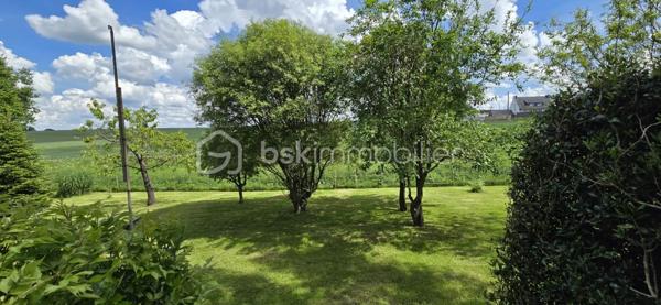"VISITE VIRTUELLE DISPONIBLE SUR DEMANDE"

Maison de plain-pied – 102 m² sur terrain arboré de 1 800 m²

Découvrez cette agréable maison de plain-pied de 102 m², située dans un environnement calme et verdoyant, à seulement quelques pas du centre-bourg et de toutes les commodités accessibles à pied et à 5min de Josselin.

Elle se compose d’une grande et lumineuse pièce de vie avec cuisine aménagée et équipée ouverte, idéale pour les moments en famille ou entre amis.
Vous trouverez également 3 chambres, une salle de bains avec baignoire et douche, un WC indépendant, ainsi qu’une buanderie pratique au quotidien.

Chauffage poêle à bois en principale suffit à chauffer toute la maison, vous disposez de convecteurs en complément si vous le souhaitez. Double vitrage, baie avec volet électrique.

Un grenier aménageable offre un beau potentiel d’agrandissement selon vos envies.

À l’extérieur, vous profiterez d’un magnifique terrain fleuri de 1 800 m², agrémenté de nombreux arbres fruitiers (pommes, poires, cerises, nectarines, prunes, kiwis, pèches, figues, vignes, abricots) parfait pour les amoureux de nature et de jardin, le petit plus un puits.

Un garage indépendant d’environ 25 m² complète ce bien.

À proximité immédiate : épicerie, boulangerie de qualité, pharmacie, médecin, kinésithérapeute, dentiste, école… tout est accessible à pied pour un confort de vie optimal.

Une maison chaleureuse et fonctionnelle, idéale pour une famille ou pour profiter d’une vie paisible à la campagne avec toutes les commodités à portée de main.