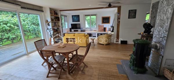 "VISITE VIRTUELLE DISPONIBLE SUR DEMANDE"

Maison de plain-pied – 102 m² sur terrain arboré de 1 800 m²

Découvrez cette agréable maison de plain-pied de 102 m², située dans un environnement calme et verdoyant, à seulement quelques pas du centre-bourg et de toutes les commodités accessibles à pied et à 5min de Josselin.

Elle se compose d’une grande et lumineuse pièce de vie avec cuisine aménagée et équipée ouverte, idéale pour les moments en famille ou entre amis.
Vous trouverez également 3 chambres, une salle de bains avec baignoire et douche, un WC indépendant, ainsi qu’une buanderie pratique au quotidien.

Chauffage poêle à bois en principale suffit à chauffer toute la maison, vous disposez de convecteurs en complément si vous le souhaitez. Double vitrage, baie avec volet électrique.

Un grenier aménageable offre un beau potentiel d’agrandissement selon vos envies.

À l’extérieur, vous profiterez d’un magnifique terrain fleuri de 1 800 m², agrémenté de nombreux arbres fruitiers (pommes, poires, cerises, nectarines, prunes, kiwis, pèches, figues, vignes, abricots) parfait pour les amoureux de nature et de jardin, le petit plus un puits.

Un garage indépendant d’environ 25 m² complète ce bien.

À proximité immédiate : épicerie, boulangerie de qualité, pharmacie, médecin, kinésithérapeute, dentiste, école… tout est accessible à pied pour un confort de vie optimal.

Une maison chaleureuse et fonctionnelle, idéale pour une famille ou pour profiter d’une vie paisible à la campagne avec toutes les commodités à portée de main.