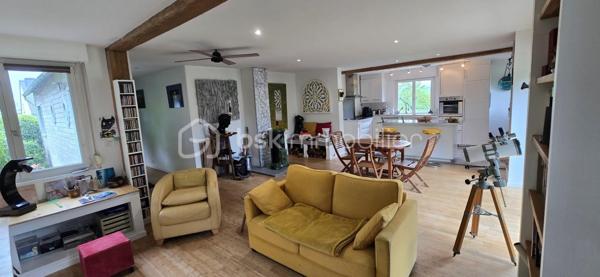 "VISITE VIRTUELLE DISPONIBLE SUR DEMANDE"

Maison de plain-pied – 102 m² sur terrain arboré de 1 800 m²

Découvrez cette agréable maison de plain-pied de 102 m², située dans un environnement calme et verdoyant, à seulement quelques pas du centre-bourg et de toutes les commodités accessibles à pied et à 5min de Josselin.

Elle se compose d’une grande et lumineuse pièce de vie avec cuisine aménagée et équipée ouverte, idéale pour les moments en famille ou entre amis.
Vous trouverez également 3 chambres, une salle de bains avec baignoire et douche, un WC indépendant, ainsi qu’une buanderie pratique au quotidien.

Chauffage poêle à bois en principale suffit à chauffer toute la maison, vous disposez de convecteurs en complément si vous le souhaitez. Double vitrage, baie avec volet électrique.

Un grenier aménageable offre un beau potentiel d’agrandissement selon vos envies.

À l’extérieur, vous profiterez d’un magnifique terrain fleuri de 1 800 m², agrémenté de nombreux arbres fruitiers (pommes, poires, cerises, nectarines, prunes, kiwis, pèches, figues, vignes, abricots) parfait pour les amoureux de nature et de jardin, le petit plus un puits.

Un garage indépendant d’environ 25 m² complète ce bien.

À proximité immédiate : épicerie, boulangerie de qualité, pharmacie, médecin, kinésithérapeute, dentiste, école… tout est accessible à pied pour un confort de vie optimal.

Une maison chaleureuse et fonctionnelle, idéale pour une famille ou pour profiter d’une vie paisible à la campagne avec toutes les commodités à portée de main.