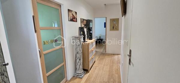 "VISITE VIRTUELLE DISPONIBLE SUR DEMANDE"

Maison de plain-pied – 102 m² sur terrain arboré de 1 800 m²

Découvrez cette agréable maison de plain-pied de 102 m², située dans un environnement calme et verdoyant, à seulement quelques pas du centre-bourg et de toutes les commodités accessibles à pied et à 5min de Josselin.

Elle se compose d’une grande et lumineuse pièce de vie avec cuisine aménagée et équipée ouverte, idéale pour les moments en famille ou entre amis.
Vous trouverez également 3 chambres, une salle de bains avec baignoire et douche, un WC indépendant, ainsi qu’une buanderie pratique au quotidien.

Chauffage poêle à bois en principale suffit à chauffer toute la maison, vous disposez de convecteurs en complément si vous le souhaitez. Double vitrage, baie avec volet électrique.

Un grenier aménageable offre un beau potentiel d’agrandissement selon vos envies.

À l’extérieur, vous profiterez d’un magnifique terrain fleuri de 1 800 m², agrémenté de nombreux arbres fruitiers (pommes, poires, cerises, nectarines, prunes, kiwis, pèches, figues, vignes, abricots) parfait pour les amoureux de nature et de jardin, le petit plus un puits.

Un garage indépendant d’environ 25 m² complète ce bien.

À proximité immédiate : épicerie, boulangerie de qualité, pharmacie, médecin, kinésithérapeute, dentiste, école… tout est accessible à pied pour un confort de vie optimal.

Une maison chaleureuse et fonctionnelle, idéale pour une famille ou pour profiter d’une vie paisible à la campagne avec toutes les commodités à portée de main.