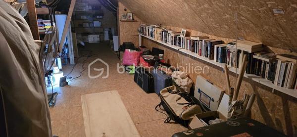"VISITE VIRTUELLE DISPONIBLE SUR DEMANDE"

Maison de plain-pied – 102 m² sur terrain arboré de 1 800 m²

Découvrez cette agréable maison de plain-pied de 102 m², située dans un environnement calme et verdoyant, à seulement quelques pas du centre-bourg et de toutes les commodités accessibles à pied et à 5min de Josselin.

Elle se compose d’une grande et lumineuse pièce de vie avec cuisine aménagée et équipée ouverte, idéale pour les moments en famille ou entre amis.
Vous trouverez également 3 chambres, une salle de bains avec baignoire et douche, un WC indépendant, ainsi qu’une buanderie pratique au quotidien.

Chauffage poêle à bois en principale suffit à chauffer toute la maison, vous disposez de convecteurs en complément si vous le souhaitez. Double vitrage, baie avec volet électrique.

Un grenier aménageable offre un beau potentiel d’agrandissement selon vos envies.

À l’extérieur, vous profiterez d’un magnifique terrain fleuri de 1 800 m², agrémenté de nombreux arbres fruitiers (pommes, poires, cerises, nectarines, prunes, kiwis, pèches, figues, vignes, abricots) parfait pour les amoureux de nature et de jardin, le petit plus un puits.

Un garage indépendant d’environ 25 m² complète ce bien.

À proximité immédiate : épicerie, boulangerie de qualité, pharmacie, médecin, kinésithérapeute, dentiste, école… tout est accessible à pied pour un confort de vie optimal.

Une maison chaleureuse et fonctionnelle, idéale pour une famille ou pour profiter d’une vie paisible à la campagne avec toutes les commodités à portée de main.