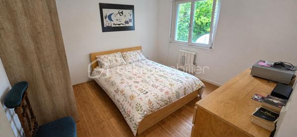 "VISITE VIRTUELLE DISPONIBLE SUR DEMANDE"

Maison de plain-pied – 102 m² sur terrain arboré de 1 800 m²

Découvrez cette agréable maison de plain-pied de 102 m², située dans un environnement calme et verdoyant, à seulement quelques pas du centre-bourg et de toutes les commodités accessibles à pied et à 5min de Josselin.

Elle se compose d’une grande et lumineuse pièce de vie avec cuisine aménagée et équipée ouverte, idéale pour les moments en famille ou entre amis.
Vous trouverez également 3 chambres, une salle de bains avec baignoire et douche, un WC indépendant, ainsi qu’une buanderie pratique au quotidien.

Chauffage poêle à bois en principale suffit à chauffer toute la maison, vous disposez de convecteurs en complément si vous le souhaitez. Double vitrage, baie avec volet électrique.

Un grenier aménageable offre un beau potentiel d’agrandissement selon vos envies.

À l’extérieur, vous profiterez d’un magnifique terrain fleuri de 1 800 m², agrémenté de nombreux arbres fruitiers (pommes, poires, cerises, nectarines, prunes, kiwis, pèches, figues, vignes, abricots) parfait pour les amoureux de nature et de jardin, le petit plus un puits.

Un garage indépendant d’environ 25 m² complète ce bien.

À proximité immédiate : épicerie, boulangerie de qualité, pharmacie, médecin, kinésithérapeute, dentiste, école… tout est accessible à pied pour un confort de vie optimal.

Une maison chaleureuse et fonctionnelle, idéale pour une famille ou pour profiter d’une vie paisible à la campagne avec toutes les commodités à portée de main.