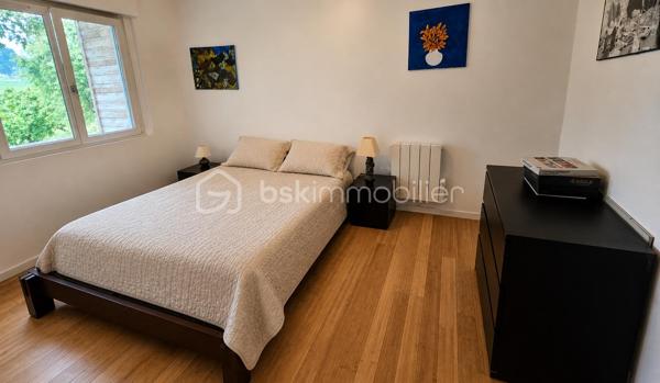 "VISITE VIRTUELLE DISPONIBLE SUR DEMANDE"

Maison de plain-pied – 102 m² sur terrain arboré de 1 800 m²

Découvrez cette agréable maison de plain-pied de 102 m², située dans un environnement calme et verdoyant, à seulement quelques pas du centre-bourg et de toutes les commodités accessibles à pied et à 5min de Josselin.

Elle se compose d’une grande et lumineuse pièce de vie avec cuisine aménagée et équipée ouverte, idéale pour les moments en famille ou entre amis.
Vous trouverez également 3 chambres, une salle de bains avec baignoire et douche, un WC indépendant, ainsi qu’une buanderie pratique au quotidien.

Chauffage poêle à bois en principale suffit à chauffer toute la maison, vous disposez de convecteurs en complément si vous le souhaitez. Double vitrage, baie avec volet électrique.

Un grenier aménageable offre un beau potentiel d’agrandissement selon vos envies.

À l’extérieur, vous profiterez d’un magnifique terrain fleuri de 1 800 m², agrémenté de nombreux arbres fruitiers (pommes, poires, cerises, nectarines, prunes, kiwis, pèches, figues, vignes, abricots) parfait pour les amoureux de nature et de jardin, le petit plus un puits.

Un garage indépendant d’environ 25 m² complète ce bien.

À proximité immédiate : épicerie, boulangerie de qualité, pharmacie, médecin, kinésithérapeute, dentiste, école… tout est accessible à pied pour un confort de vie optimal.

Une maison chaleureuse et fonctionnelle, idéale pour une famille ou pour profiter d’une vie paisible à la campagne avec toutes les commodités à portée de main.