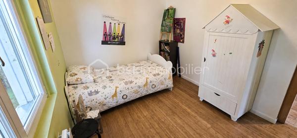 "VISITE VIRTUELLE DISPONIBLE SUR DEMANDE"

Maison de plain-pied – 102 m² sur terrain arboré de 1 800 m²

Découvrez cette agréable maison de plain-pied de 102 m², située dans un environnement calme et verdoyant, à seulement quelques pas du centre-bourg et de toutes les commodités accessibles à pied et à 5min de Josselin.

Elle se compose d’une grande et lumineuse pièce de vie avec cuisine aménagée et équipée ouverte, idéale pour les moments en famille ou entre amis.
Vous trouverez également 3 chambres, une salle de bains avec baignoire et douche, un WC indépendant, ainsi qu’une buanderie pratique au quotidien.

Chauffage poêle à bois en principale suffit à chauffer toute la maison, vous disposez de convecteurs en complément si vous le souhaitez. Double vitrage, baie avec volet électrique.

Un grenier aménageable offre un beau potentiel d’agrandissement selon vos envies.

À l’extérieur, vous profiterez d’un magnifique terrain fleuri de 1 800 m², agrémenté de nombreux arbres fruitiers (pommes, poires, cerises, nectarines, prunes, kiwis, pèches, figues, vignes, abricots) parfait pour les amoureux de nature et de jardin, le petit plus un puits.

Un garage indépendant d’environ 25 m² complète ce bien.

À proximité immédiate : épicerie, boulangerie de qualité, pharmacie, médecin, kinésithérapeute, dentiste, école… tout est accessible à pied pour un confort de vie optimal.

Une maison chaleureuse et fonctionnelle, idéale pour une famille ou pour profiter d’une vie paisible à la campagne avec toutes les commodités à portée de main.