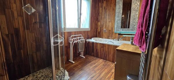"VISITE VIRTUELLE DISPONIBLE SUR DEMANDE"

Maison de plain-pied – 102 m² sur terrain arboré de 1 800 m²

Découvrez cette agréable maison de plain-pied de 102 m², située dans un environnement calme et verdoyant, à seulement quelques pas du centre-bourg et de toutes les commodités accessibles à pied et à 5min de Josselin.

Elle se compose d’une grande et lumineuse pièce de vie avec cuisine aménagée et équipée ouverte, idéale pour les moments en famille ou entre amis.
Vous trouverez également 3 chambres, une salle de bains avec baignoire et douche, un WC indépendant, ainsi qu’une buanderie pratique au quotidien.

Chauffage poêle à bois en principale suffit à chauffer toute la maison, vous disposez de convecteurs en complément si vous le souhaitez. Double vitrage, baie avec volet électrique.

Un grenier aménageable offre un beau potentiel d’agrandissement selon vos envies.

À l’extérieur, vous profiterez d’un magnifique terrain fleuri de 1 800 m², agrémenté de nombreux arbres fruitiers (pommes, poires, cerises, nectarines, prunes, kiwis, pèches, figues, vignes, abricots) parfait pour les amoureux de nature et de jardin, le petit plus un puits.

Un garage indépendant d’environ 25 m² complète ce bien.

À proximité immédiate : épicerie, boulangerie de qualité, pharmacie, médecin, kinésithérapeute, dentiste, école… tout est accessible à pied pour un confort de vie optimal.

Une maison chaleureuse et fonctionnelle, idéale pour une famille ou pour profiter d’une vie paisible à la campagne avec toutes les commodités à portée de main.