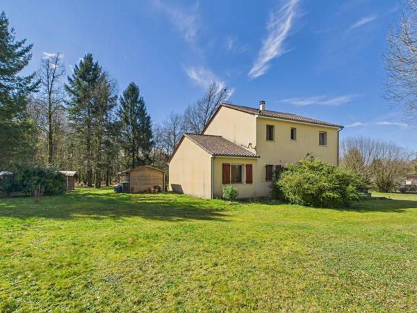 Maison moderne - spacieuse avec grand jardin près de la ville