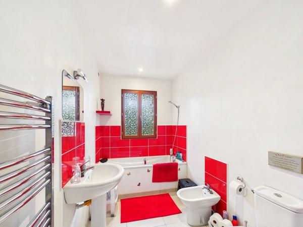 Maison moderne - spacieuse avec grand jardin près de la ville