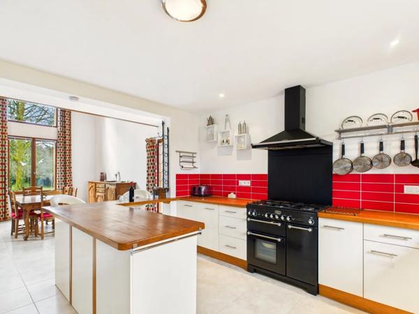 Maison moderne - spacieuse avec grand jardin près de la ville