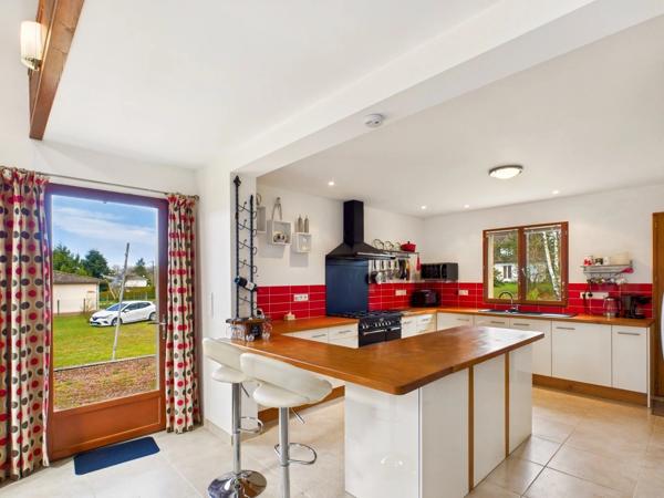 Maison moderne - spacieuse avec grand jardin près de la ville