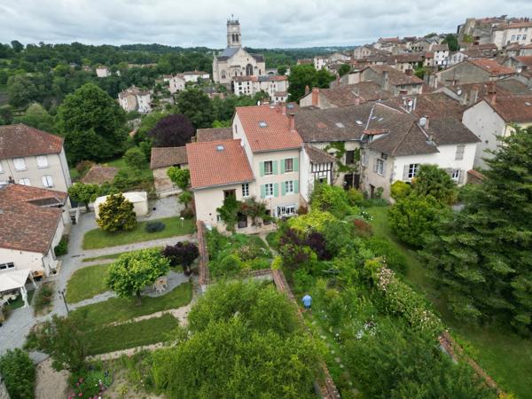 Grande maison de ville dans le centre d'une ville animée, excellente opportunité pour une chambre d'hôtes.