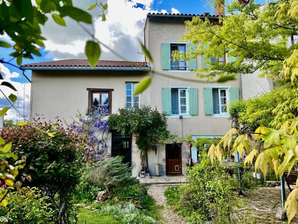 Grande maison de ville dans le centre d'une ville animée, excellente opportunité pour une chambre d'hôtes.