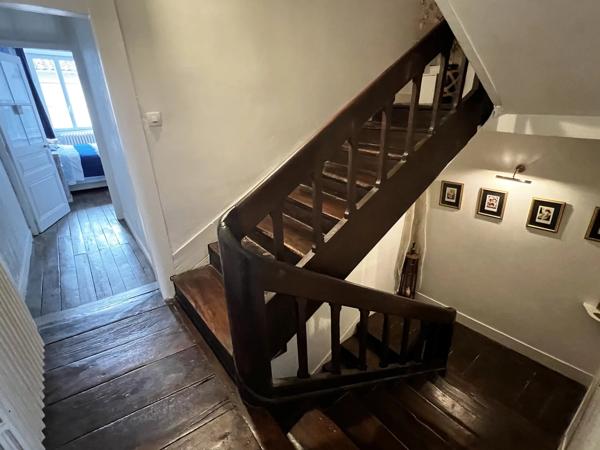 Grande maison de ville dans le centre d'une ville animée, excellente opportunité pour une chambre d'hôtes.