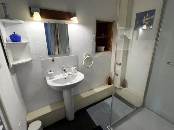Grande maison de ville dans le centre d'une ville animée, excellente opportunité pour une chambre d'hôtes.